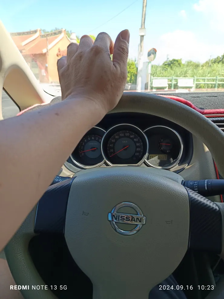 手腕關節約可接觸方向盤上方