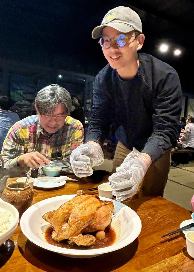 圖24 升級為花蓮王的瑞暘老師，連用餐也能開講鳥知識，但美食當前我已飢腸轆轆…