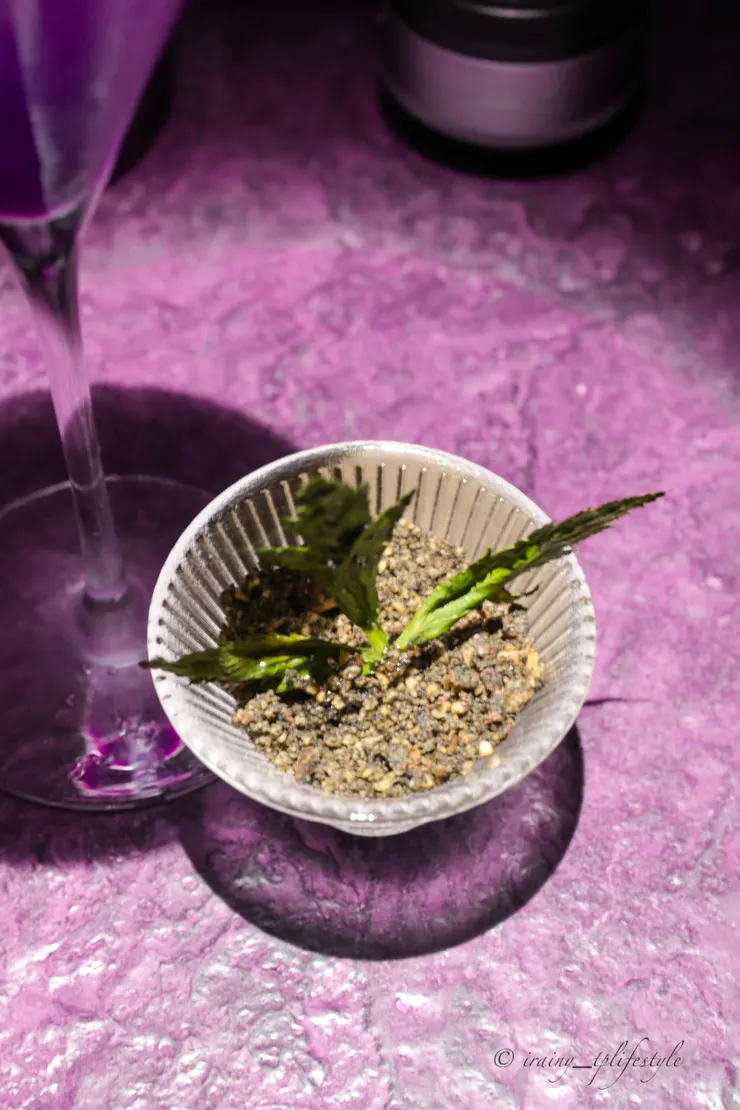 「土壤」 由磨碎的芝麻、花生、牛蒡所組成 綠葉為當歸葉