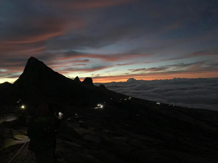 頂著頭燈趕著上山看日出