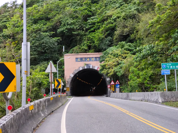 大清水隧道北口及下清水橋。發生太魯閣號事故的次年，才鼓起勇氣重上蘇花公路。2022/03/19。