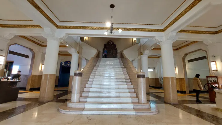 館內正中央氣派大理石樓梯可上二樓