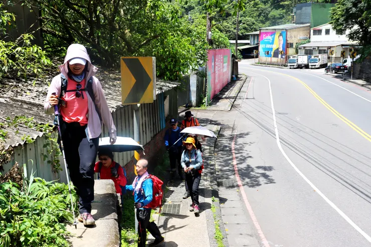 ▲離開定國山後下至安一路登山口，過馬路左轉續行，至一個彎道登山口就在前方的擋土牆上方。
