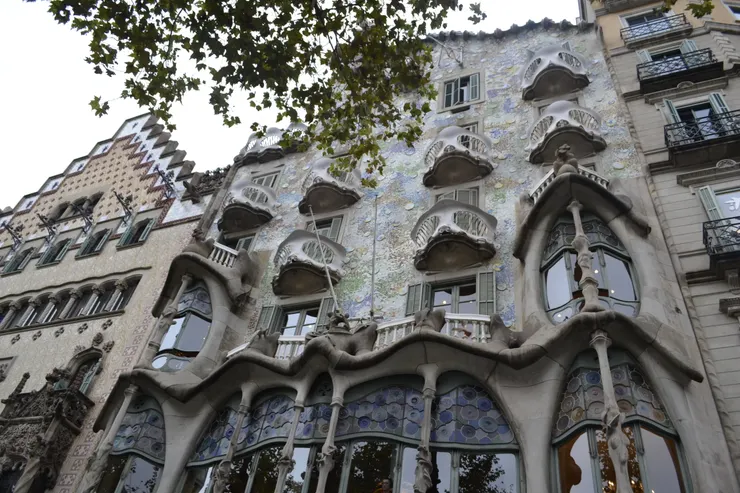 高第為商人巴特婁重新翻修的房子,在被稱作不和諧社區(La Manzana de la Discordia)中,以獨特的建築線條,和其他設計師的作品一起豐富了整個街景。