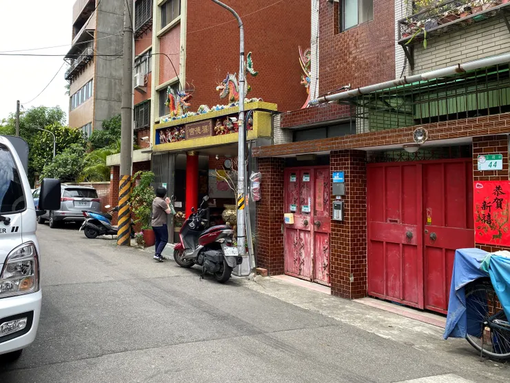 公館街上的頂公館福德宮，為地方信仰中心