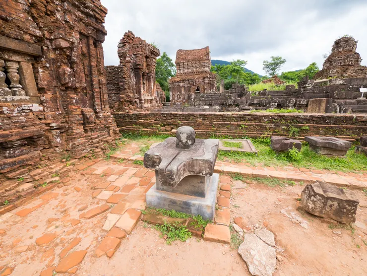 前方最顯眼的是 優尼 (Yoni) 與 林伽 (Linga) 的石雕組合，這是濕婆神信仰的象徵。