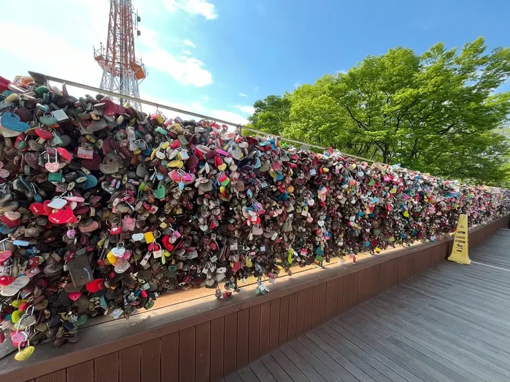 愛情鎖，整個首爾塔鎖的到處都是。