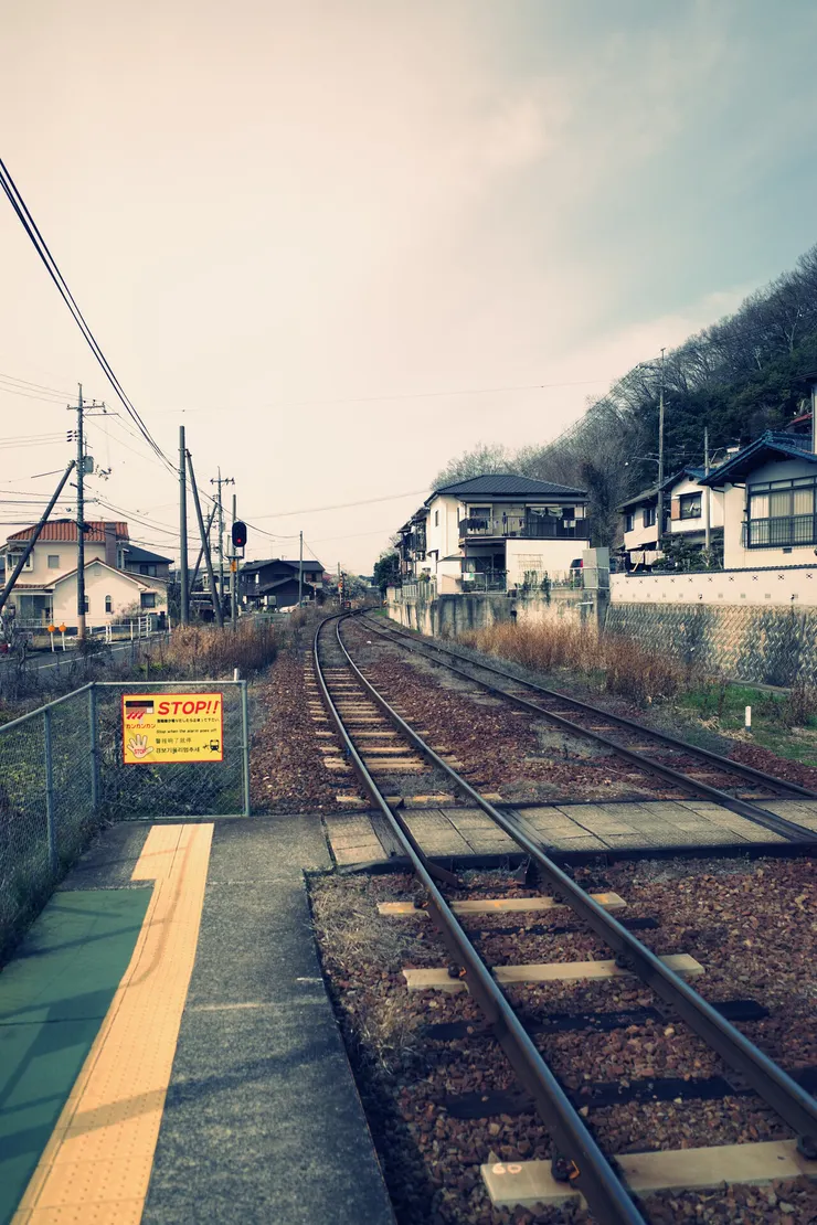 吉備津站也是個小小車站,要通過鐵軌到另一面的月台等車