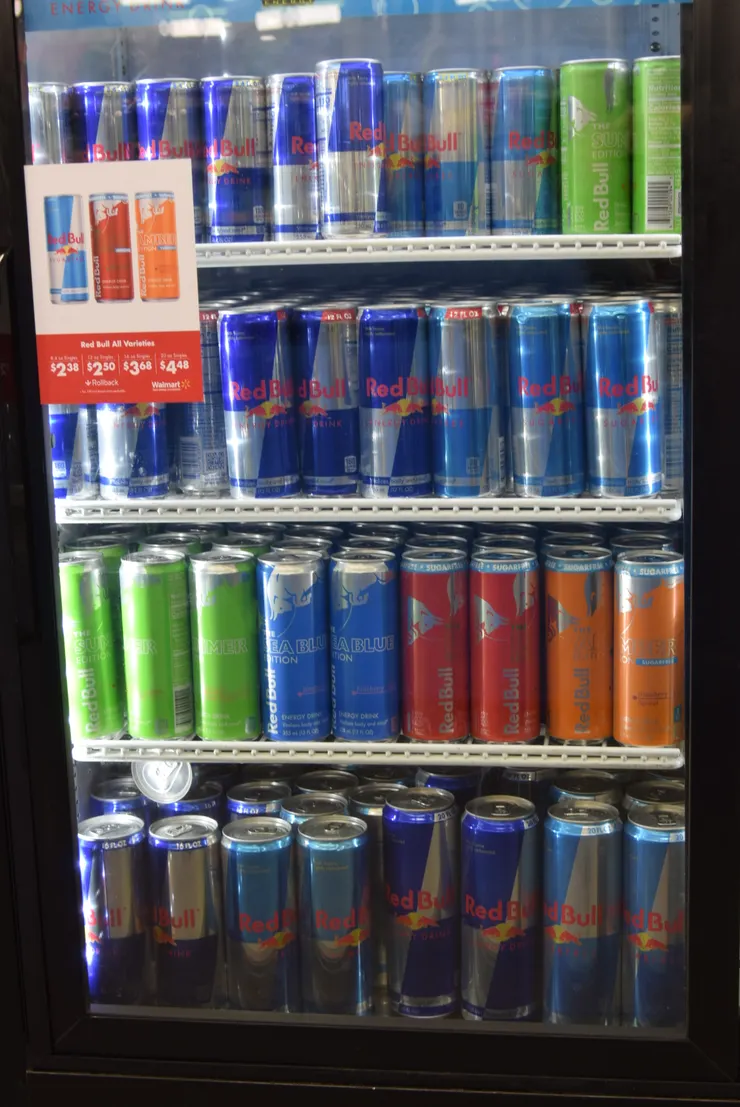 居然有紅牛專櫃！口味多，而且除了台灣有的中小罐兩種尺寸，還有大罐的ㄟ~是能有多累?