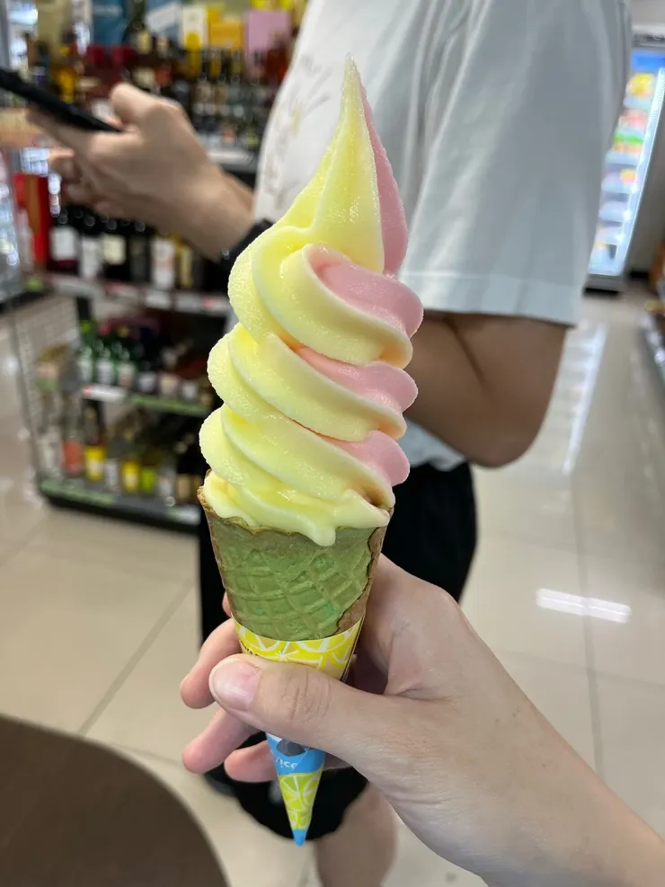 海鹽檸檬跟草莓優格雙拼。