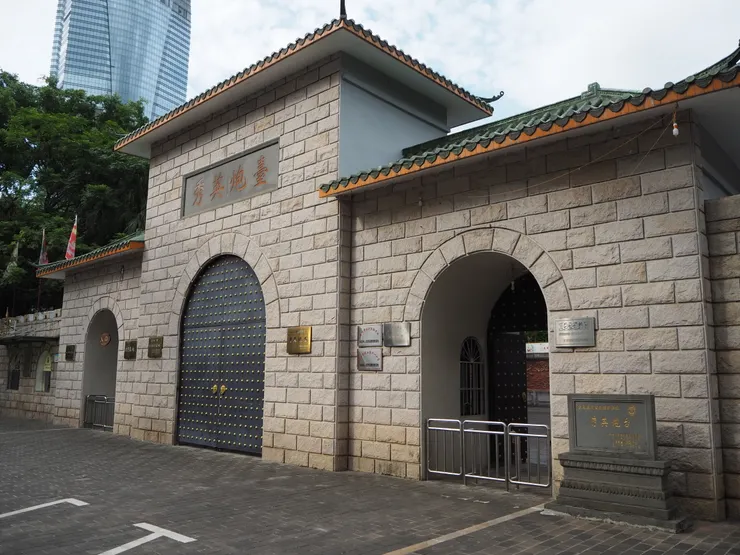 秀英炮台，晚清的作品。有地道、城牆等，挺值得古城迷一遊，如果不嫌年代略新的話。