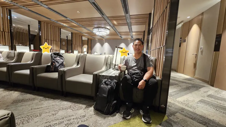 吃飽喝足後我和老爸移駕至貴賓室的休息區休息!