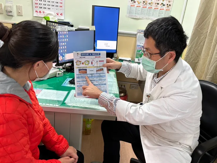 圖說:腎臟科醫師侯羿州建議,糖尿病、高血壓、有家族病史的高風險族群,最好定期監控血液「硫酸吲哚酚」濃度,輔助評估腎功能。(資料來源:偉喬生醫)