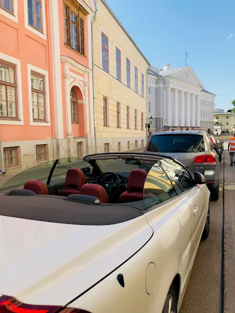 隨意停在路邊的豪華汽車