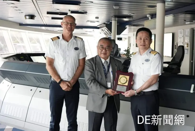 基隆港務分公司總經理高傳凱(圖中)依首航慣例,,致贈紀念牌給船長。