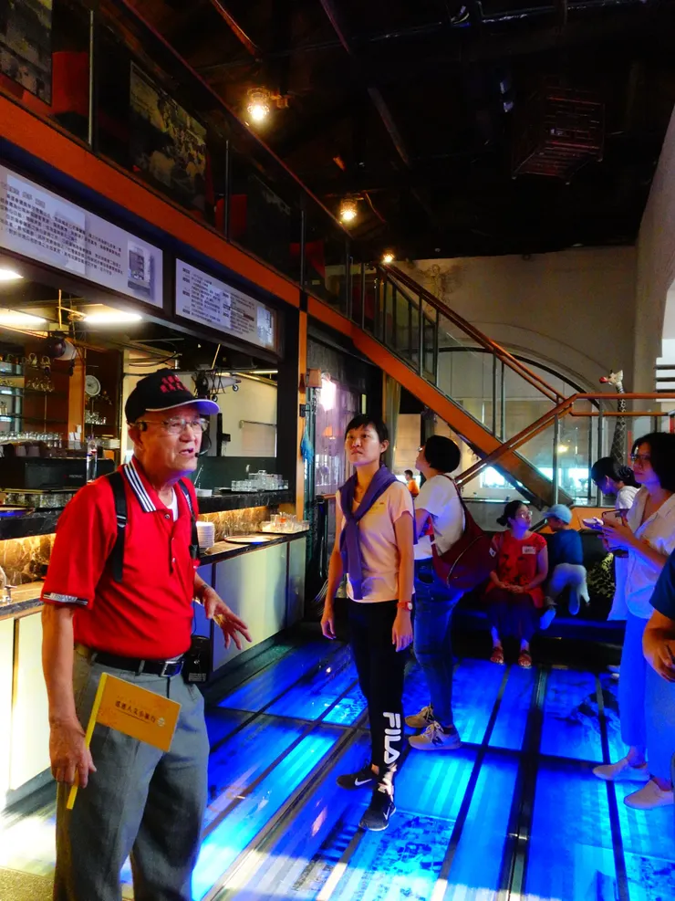 腳下這一片藍展示搬遷的工法