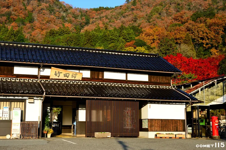 竹田車站至今仍維持著傳統日本印象的外觀，照片是下山後回來照的 