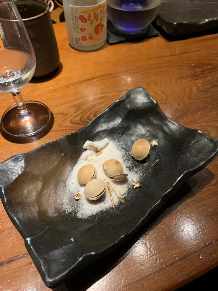 很簡單的銀杏 剝殼後黃澄澄的銀杏又帶有點溫熱的溫熱 口感軟軟糯糯 非常的特別