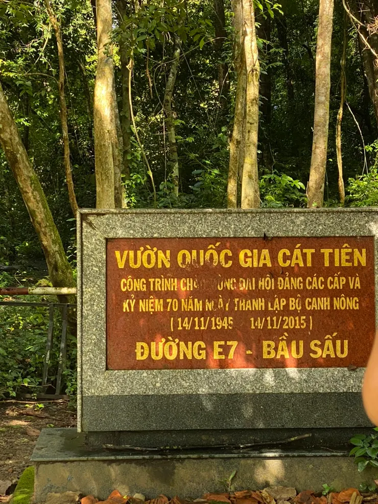 Bau Sau入口出的石碑，根据導遊的解說，此地越戰時期，亦曾有越共軍在此區域挖洞築地道