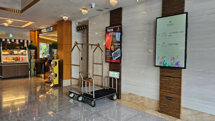 左邊是台北花園大酒店的自助餐餐廳!