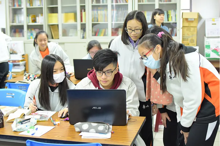 瞧瞧同學們認真討論的神情