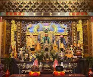 主殿參禮三恩主（圖片截圖於網路）