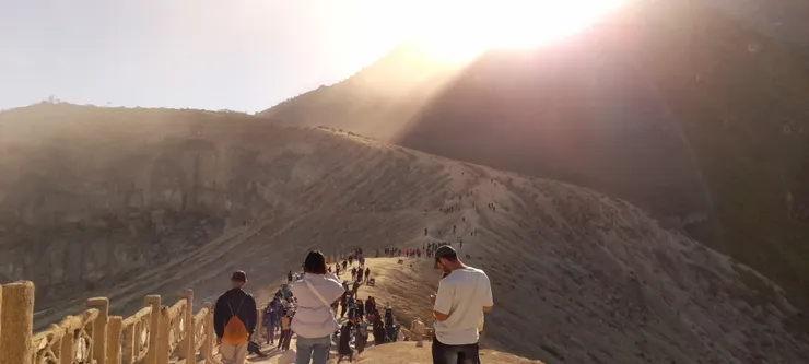 背橘色背包的男孩是我們的登山嚮導