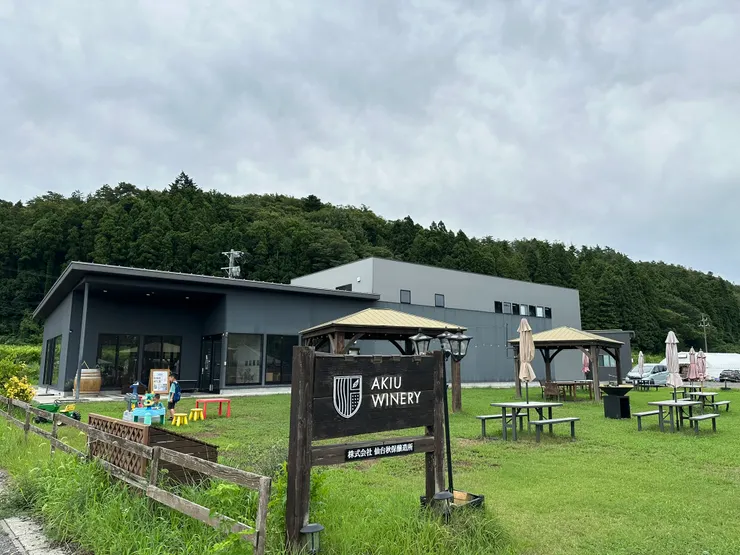 位於山丘上的秋保釀造所,外頭還有讓孩子玩的遊樂區