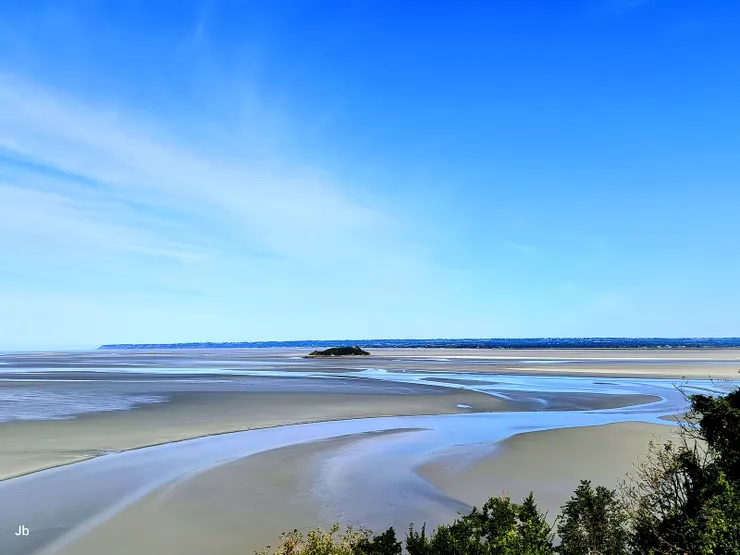 【出了騎士廳，算完成修道院參觀，下山途中眺望海灣。】