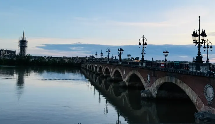 橋的另一側,可以清楚看到橋墩的倒影