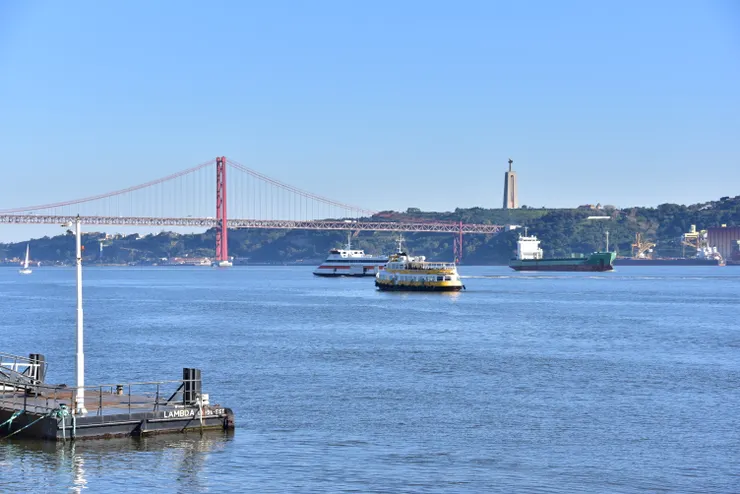 渡船駛近貝倫塔附近的425大橋。