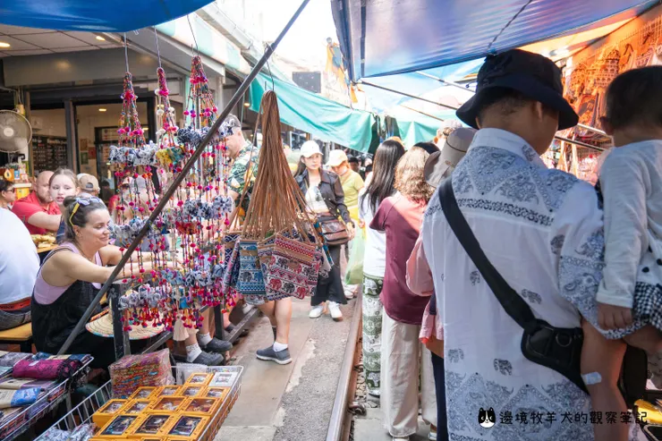 美功鐵道市場,遊客走在鐵軌上逛市集