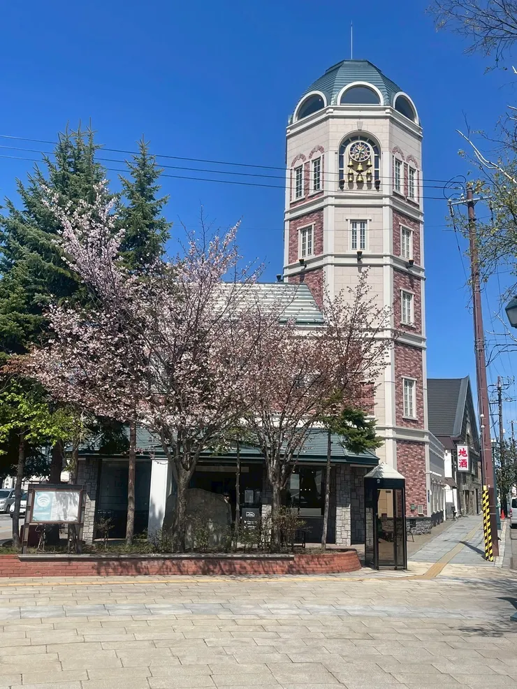 看起來什麼都沒發生。 但好像連空氣都有秩序。