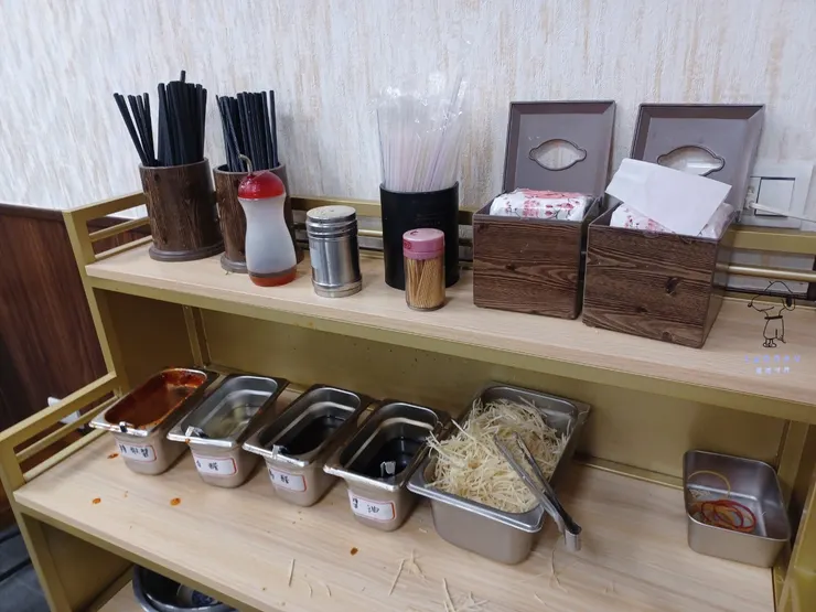 醬料台及餐具拿取處