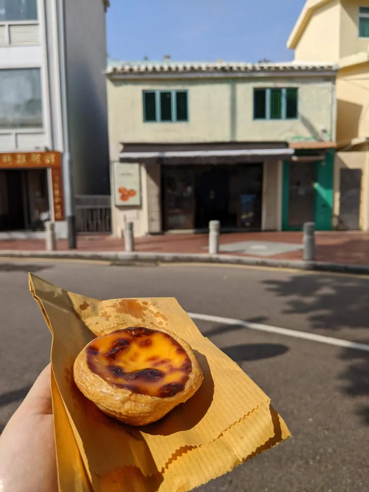 安德魯蛋MOP$6：偏油，但我不介意；塔皮底部有點像上海烤饅頭，脆脆硬硬的，內餡甜度適中