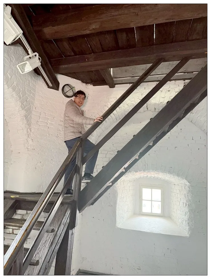 一路往上爬,其實很擔心樓梯