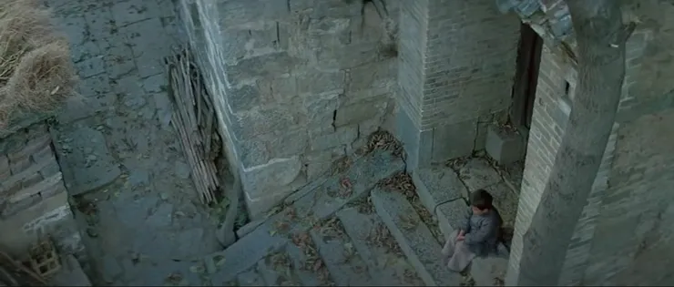 狗娃坐在台階上，等奶奶和姑姑回來。