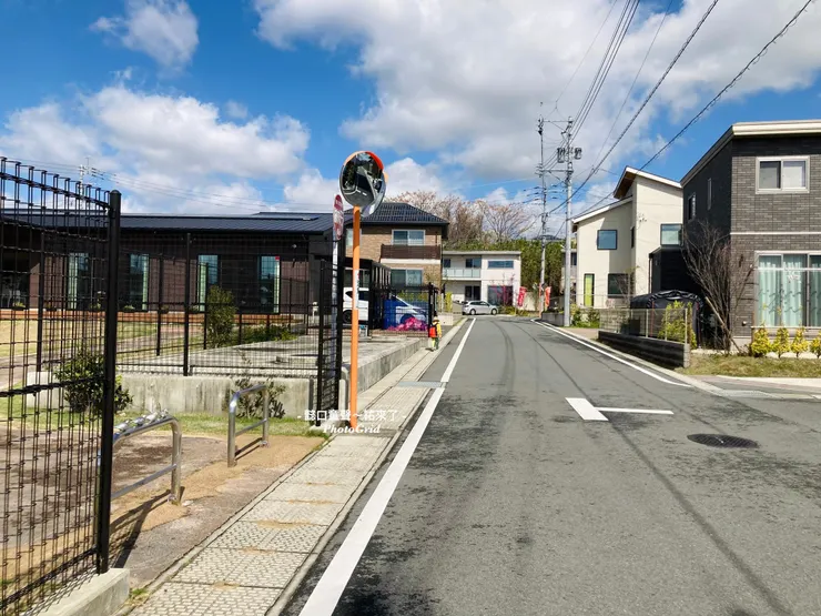 這個社區約兩百多戶，環境清幽。左側這棟為社區管理中心，正前方為公園。