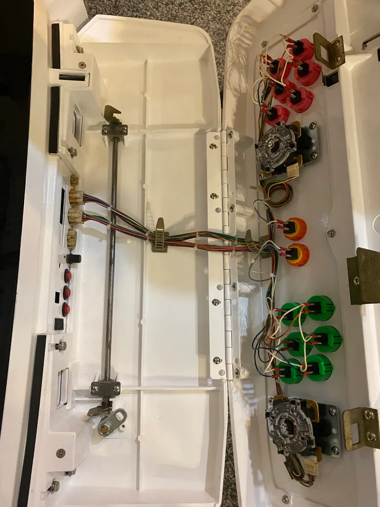 由於有整理的緣故，控台內配線是整齊的