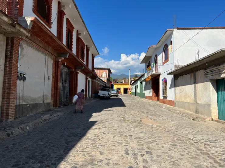 計程車下車後,往前走便是小鎮的主要街區