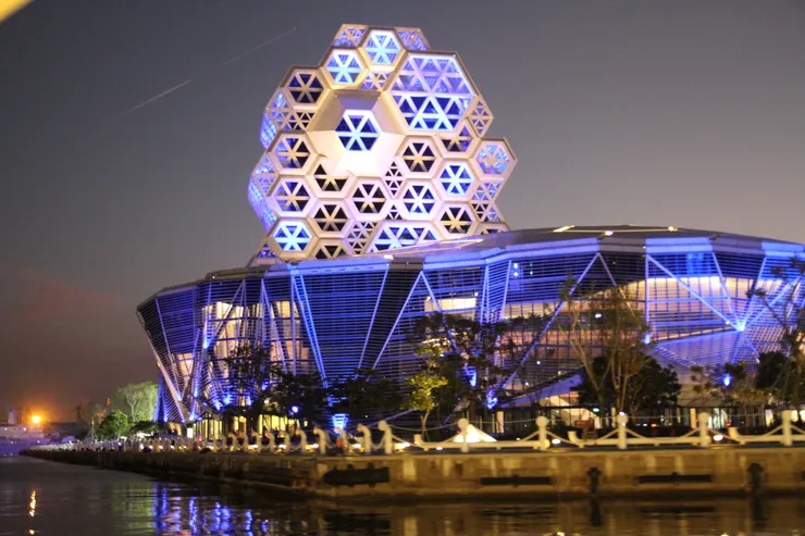 高雄流行音樂中心及海洋文化展覽中心。