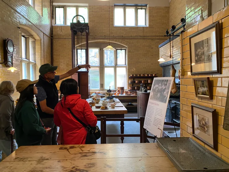 教授帶著我們一家三口參觀Cragside，他細心為我的妻女介紹，就像當年待我一般。