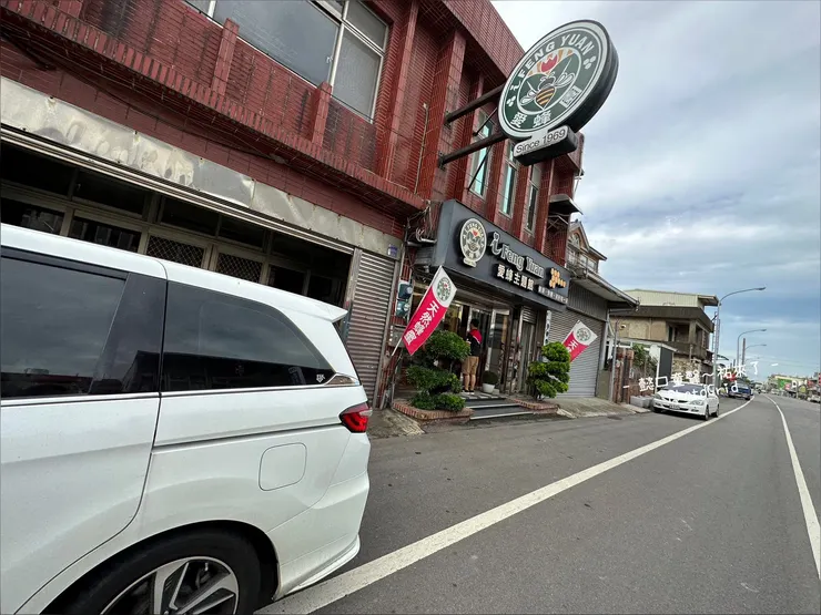 店家說白線內都可以停車。