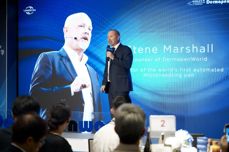 圖說:DermapenWorld執行長Stene Marshall 於現場分享微針技術於國際市場的發展觀察,並與在場醫師分享品牌全球發展與臨床應用趨勢。