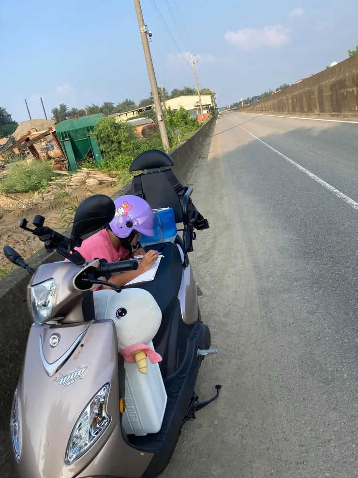 路邊畫畫的點點