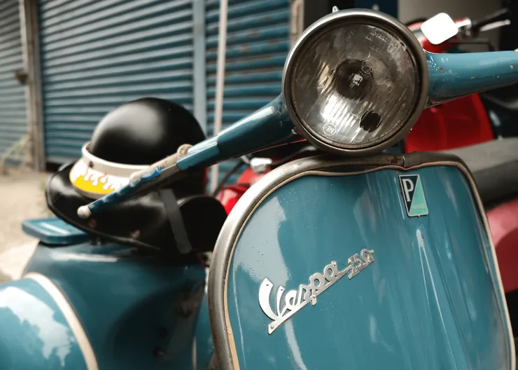 ▲Vespa 斗大的頭燈、搶眼的車身、外型的設計成為一代人的回憶。呂國維攝。