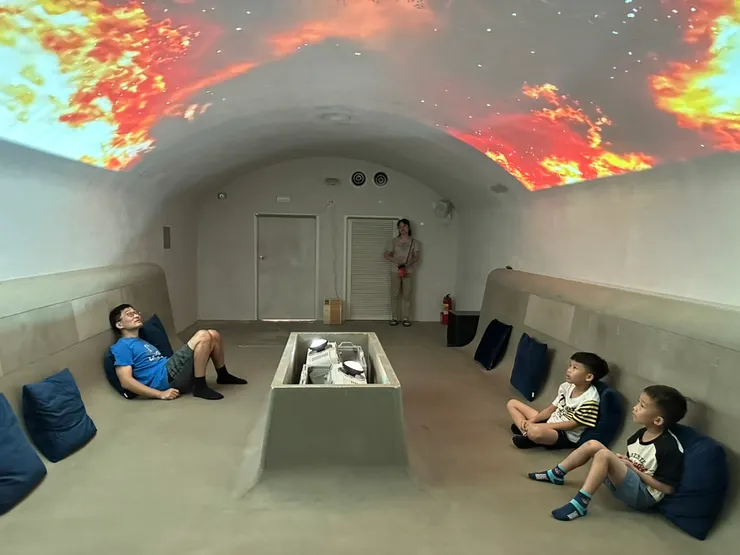 洞內清潔得很乾淨，可以直接席地而坐抬頭看電影