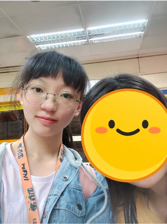 我朋友說她不想露臉,所以把她遮起來了