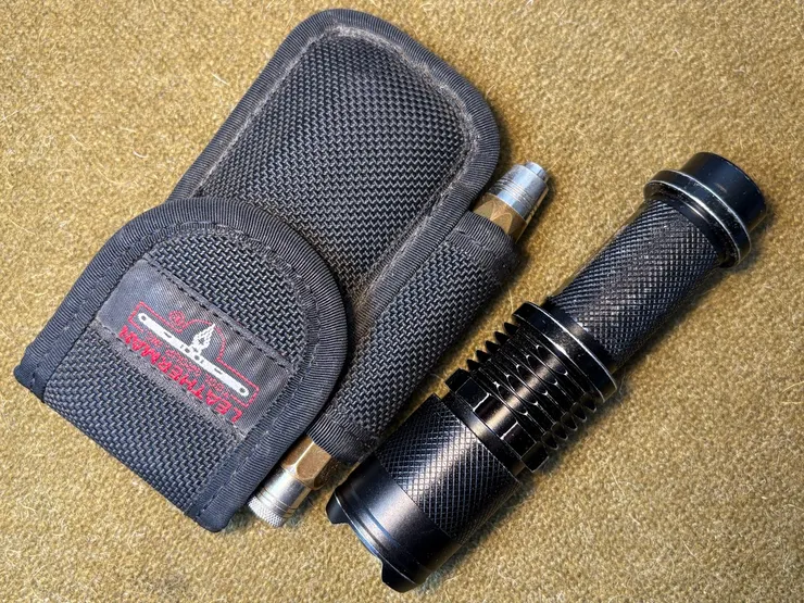 多功能鉗與手電筒