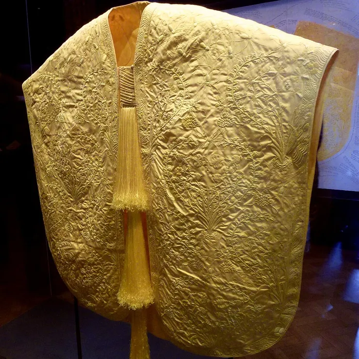 Photo by https://commons.wikimedia.org/wiki/File:Spider_silk_cape.jpg